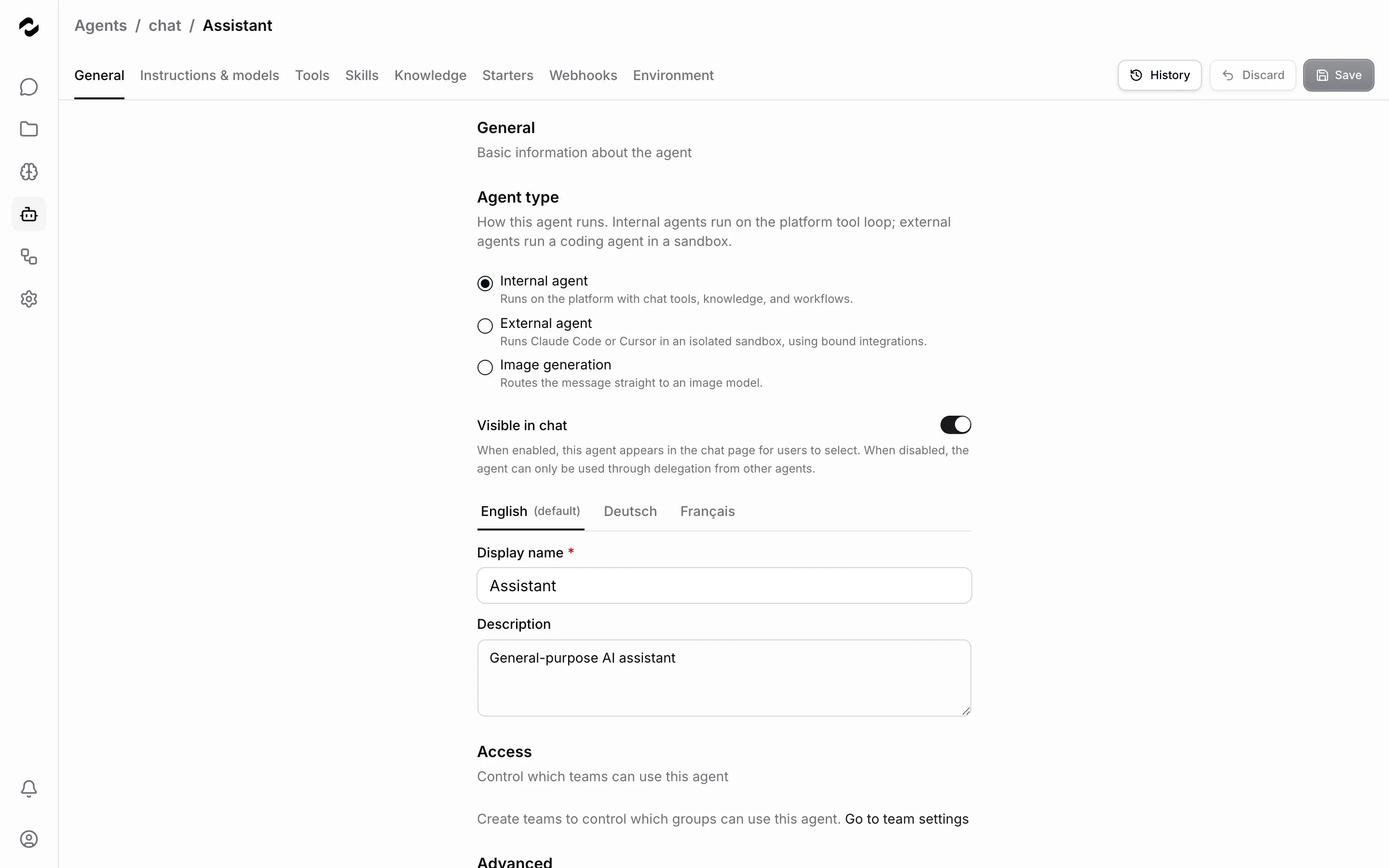 Der Tab Allgemein im Agent-Editor für den Assistenten-Agent mit den Agent-Typ-Optionen, dem Schalter Im Chat sichtbar und dem Feld für den Anzeigenamen.