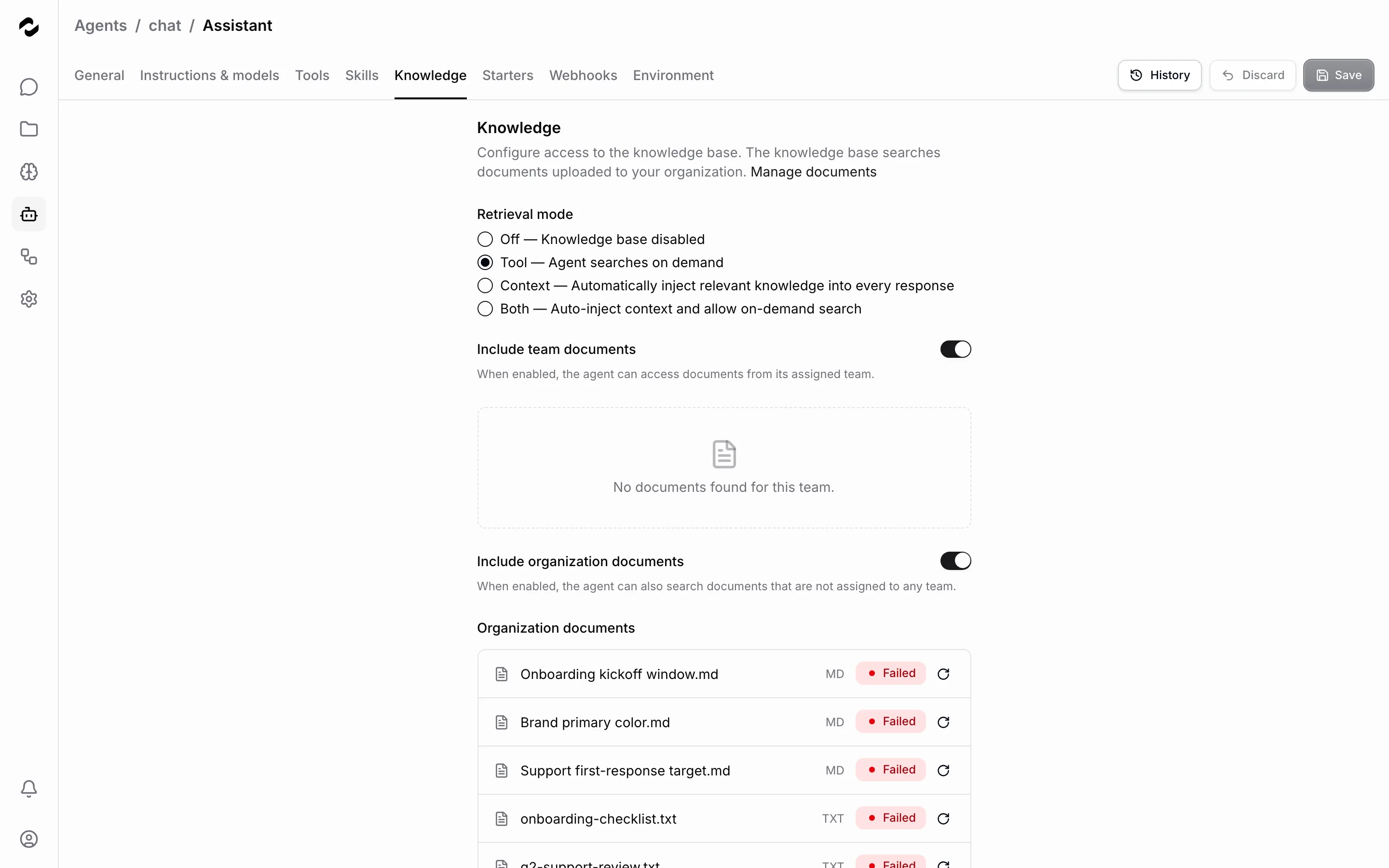 Der Wissen-Tab des Agenten-Editors mit den vier Abrufmodi, den Schaltern für Team- und Organisationsdokumente, drei indizierten Organisationsdokumenten und dem Upload-Bereich für Agent-Dokumente.