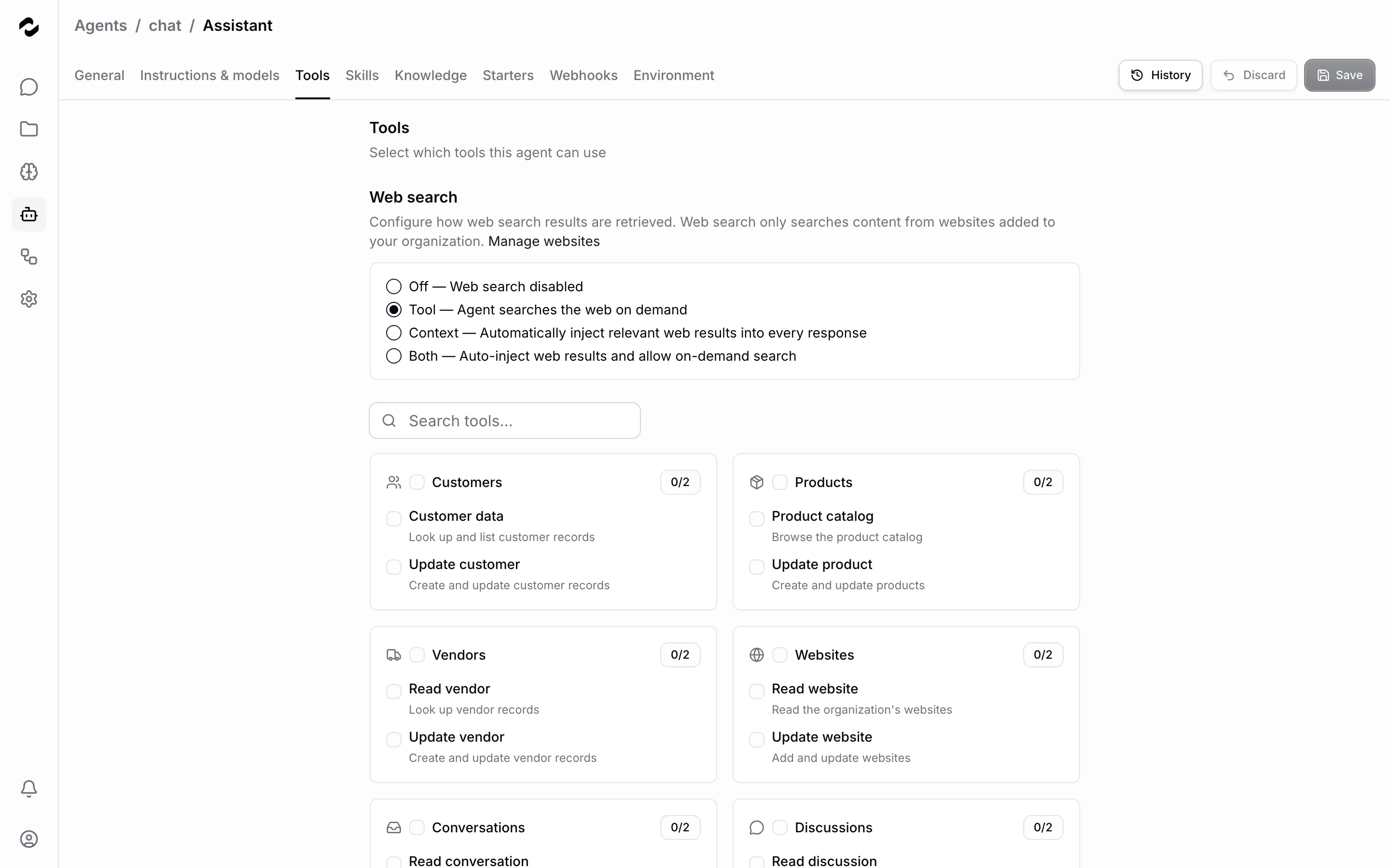 L’onglet Outils de l’éditeur d’agent montrant les quatre modes de recherche web et le catalogue d’outils groupé sous des catégories comme les clients, les produits, les fournisseurs et les connaissances.