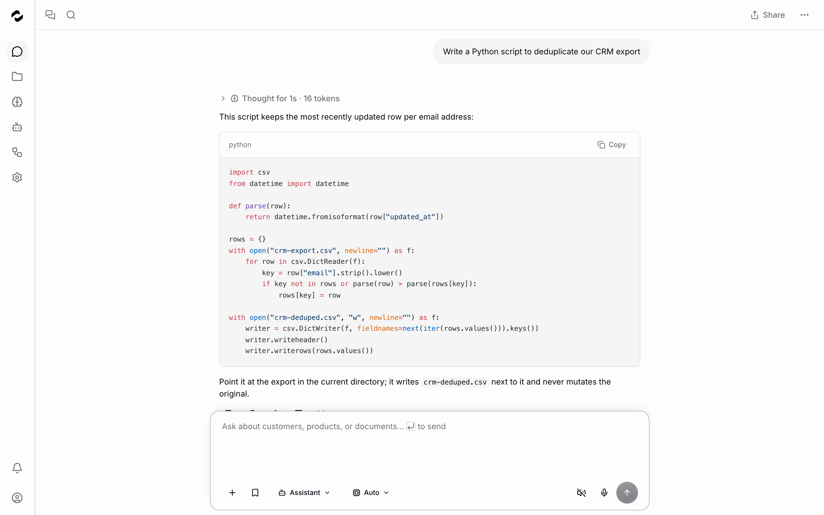 Une réponse de chat contenant un bloc de code Python avec coloration syntaxique, rendu en ligne avec un bouton Copier, sans que le volet Canevas s’ouvre.