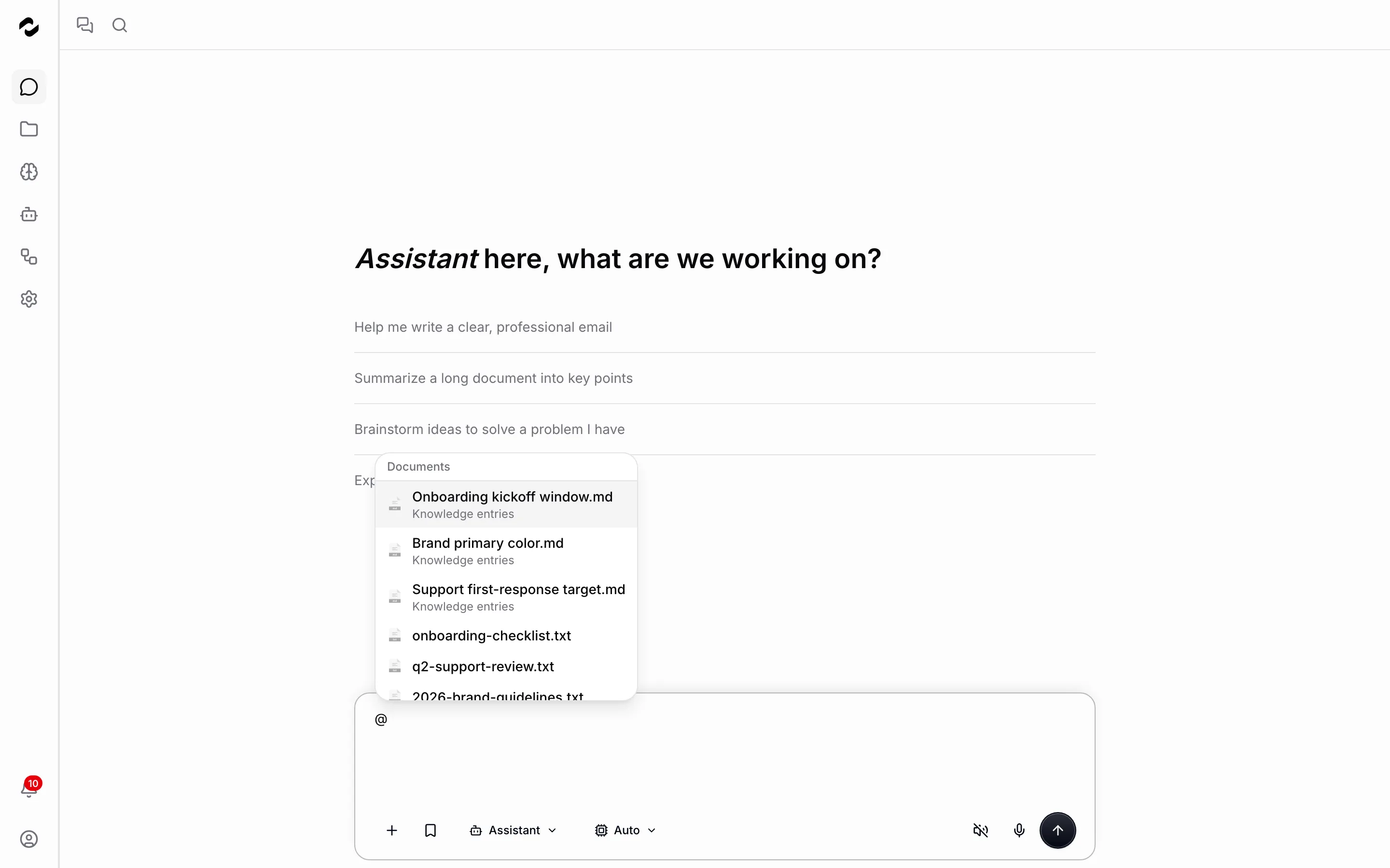 Le composeur de chat avec une arobase tapée et le sélecteur de la base de connaissances ouvert, listant trois documents texte indexés.