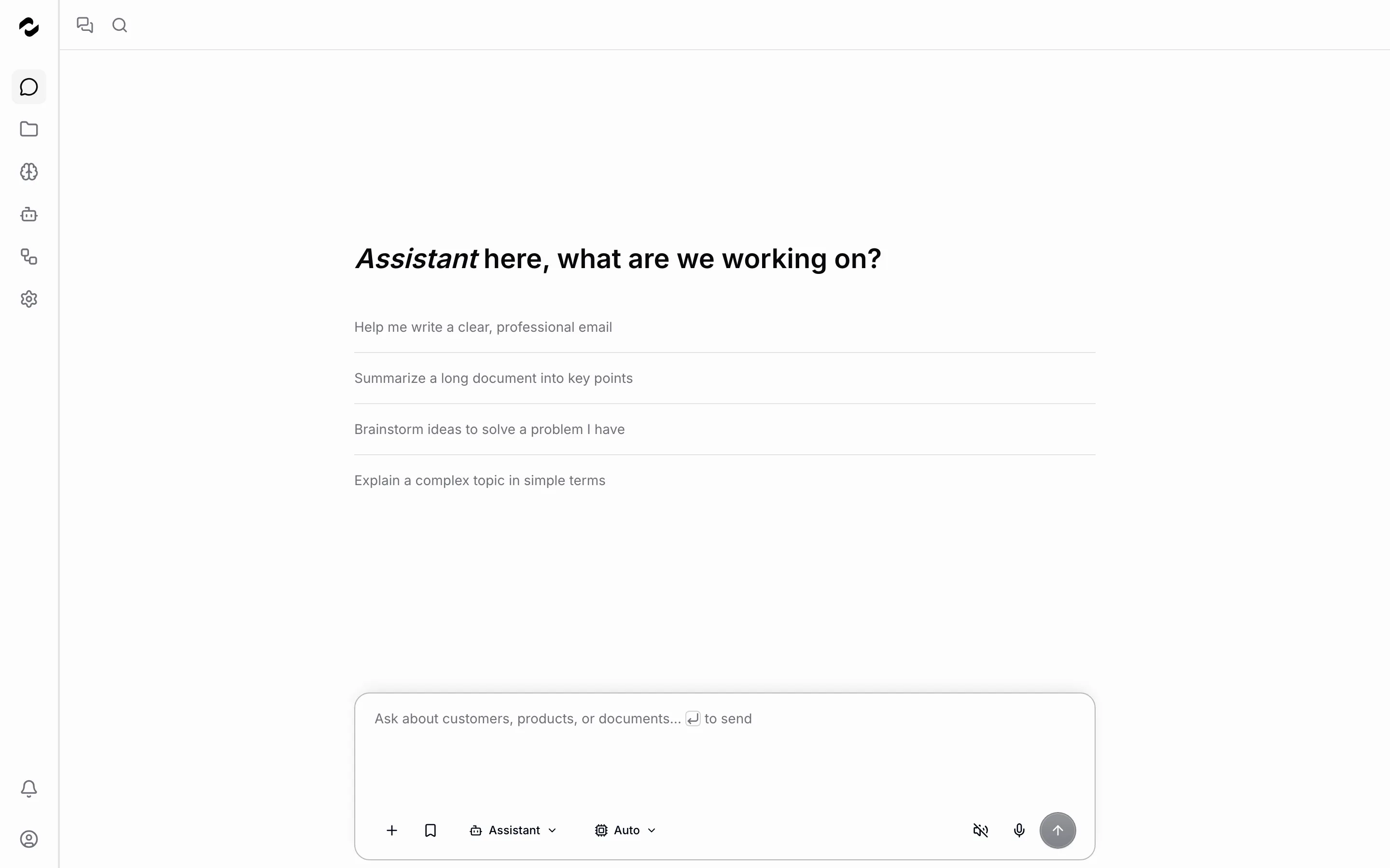 L’écran de nouveau chat vide montrant les quatre amorces de conversation de l’Assistant au-dessus du composeur.