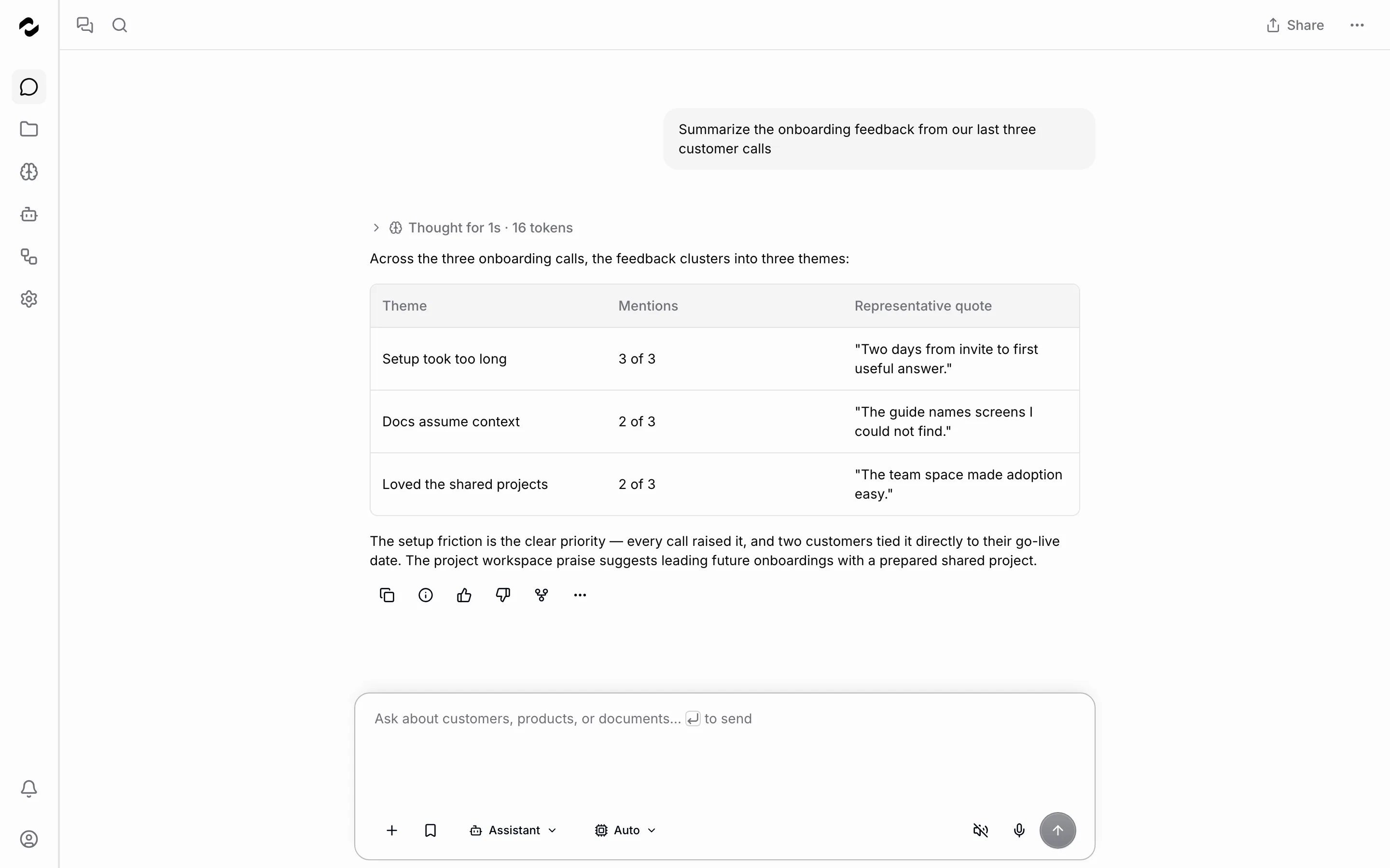 Ein Chat-Verlauf mit einer Nutzerfrage zu Onboarding-Feedback und einer Assistenten-Antwort, die eine Markdown-Tabelle mit drei Themen enthält.