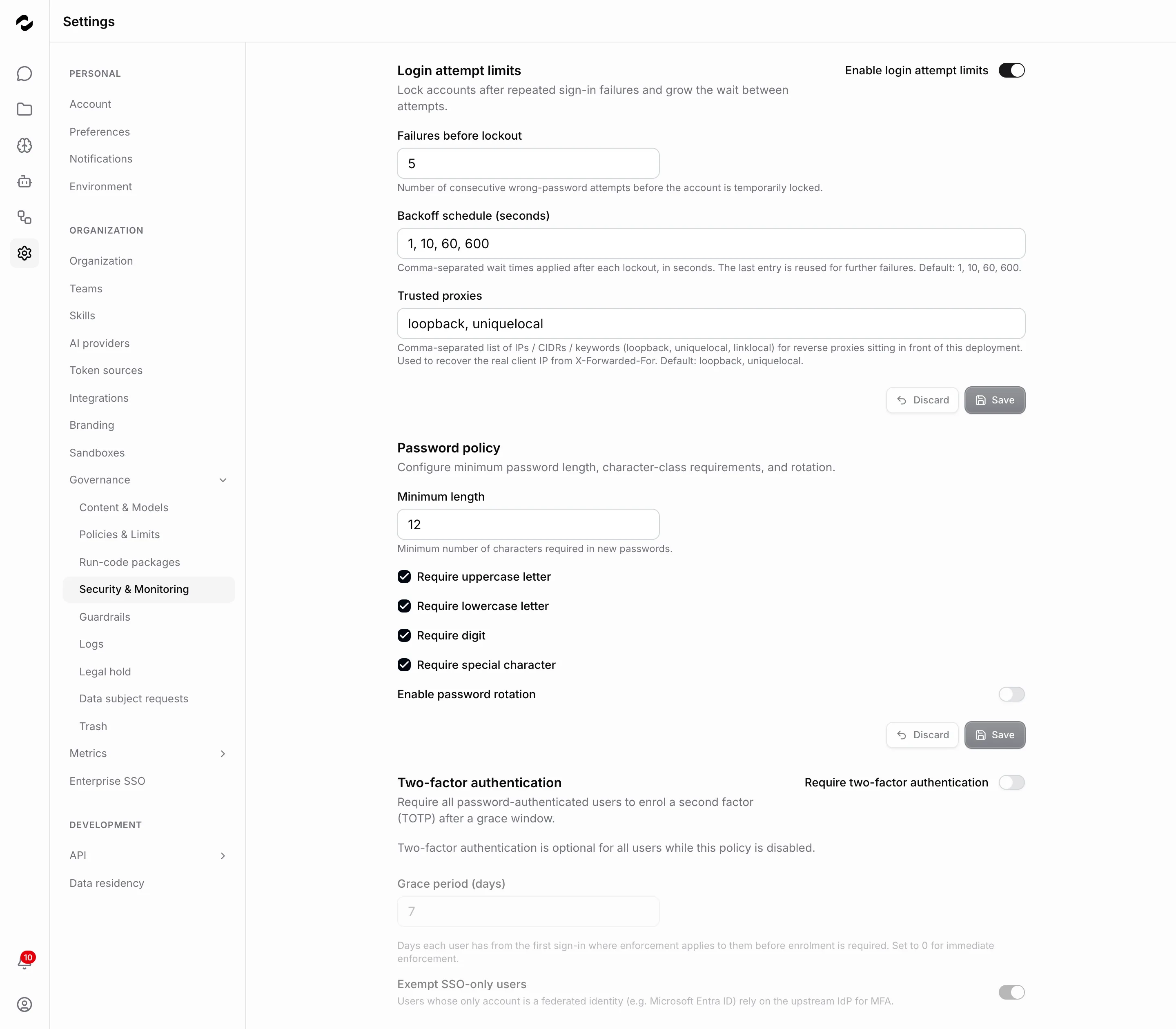 La page de gouvernance Security & Monitoring montrant les champs de limite de tentatives de connexion et les exigences de classes de caractères de la politique de mot de passe ; la politique de deux facteurs se trouve plus bas sur la même page.