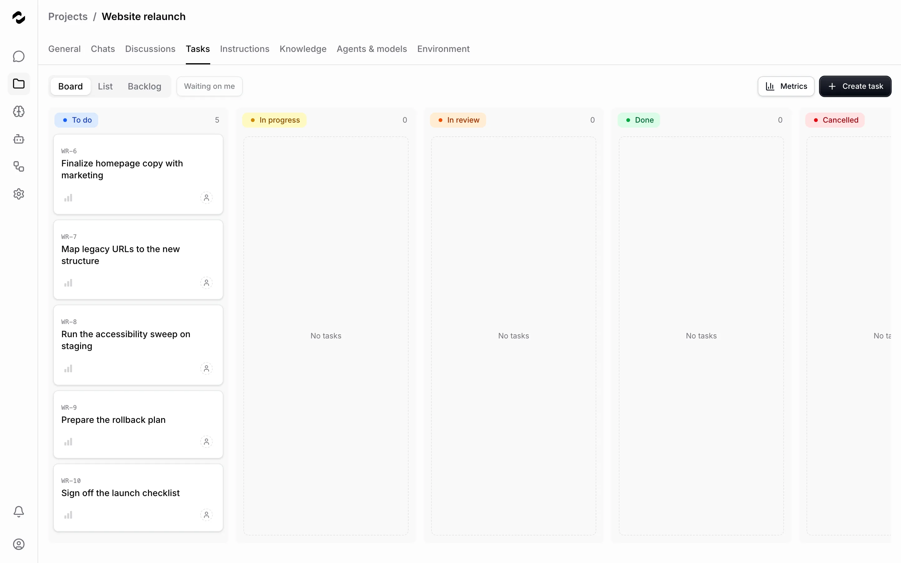 Ein Projekt-Aufgabenboard mit dem Titel Website-Relaunch, fünf Aufgabenkarten in der Backlog-Spalte und leeren Spalten To do, In progress, In review und Done.