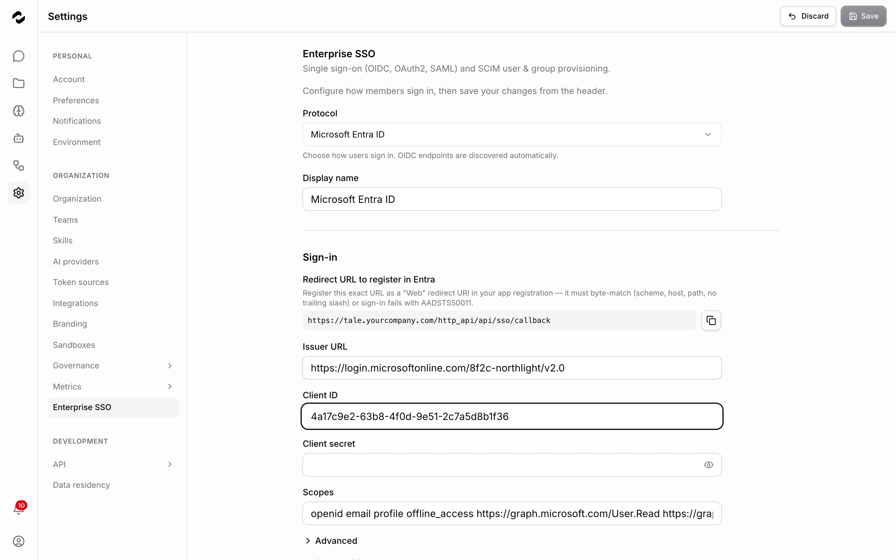 La page de paramètres SSO d’entreprise avec le menu Protocole réglé sur Microsoft Entra ID et un nom d’affichage assorti, puis une section connexion qui porte l’URL de redirection à enregistrer, une URL d’émetteur et un ID client repris de l’enregistrement d’application, un secret client vide et les scopes demandés.