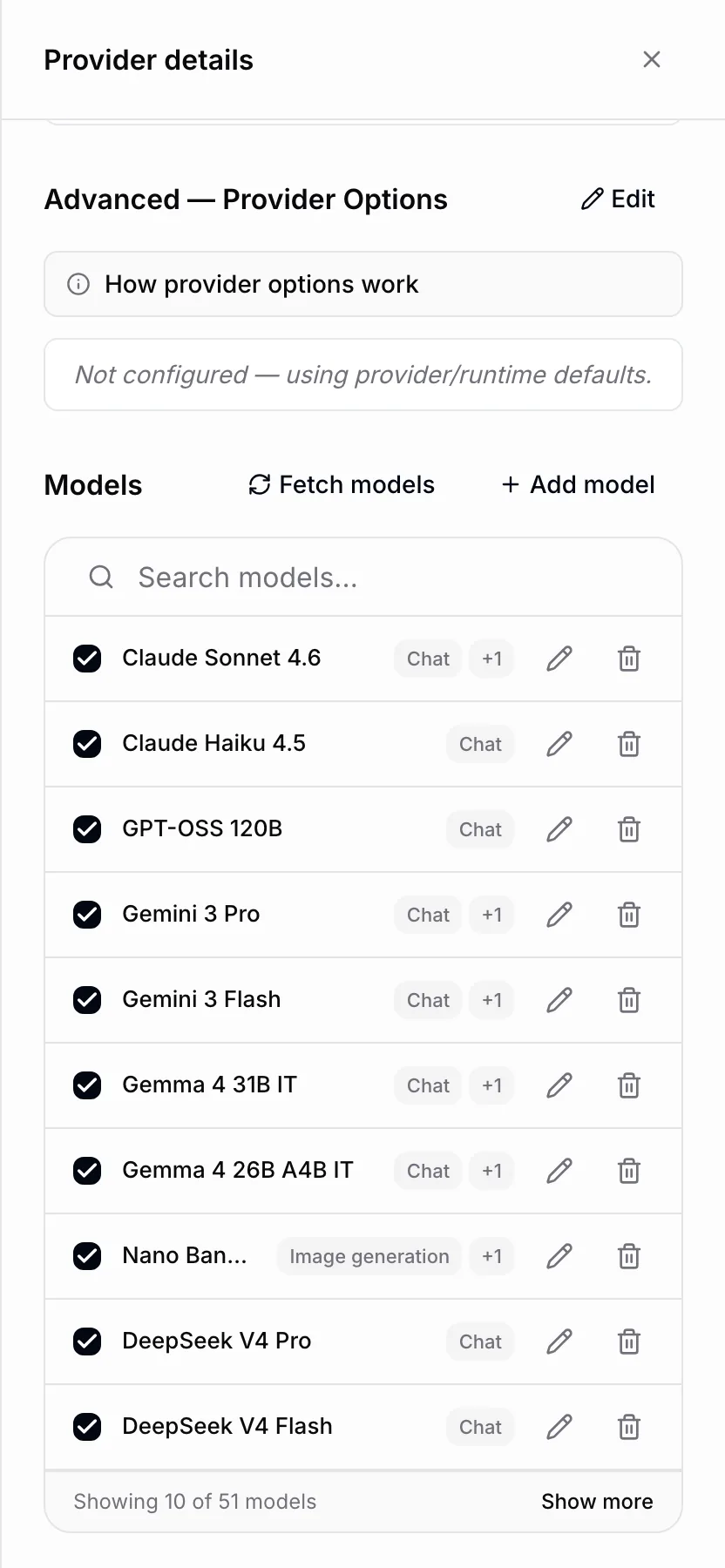 Der Provider-Detail-Drawer unter Einstellungen > KI-Anbieter, mit einer durchsuchbaren Modell-Liste, in der jede Zeile Fähigkeits-Tags wie Chat und Bildgenerierung trägt, darüber die Aktionen Modelle abrufen, Aus Katalog synchronisieren und Modell hinzufügen.