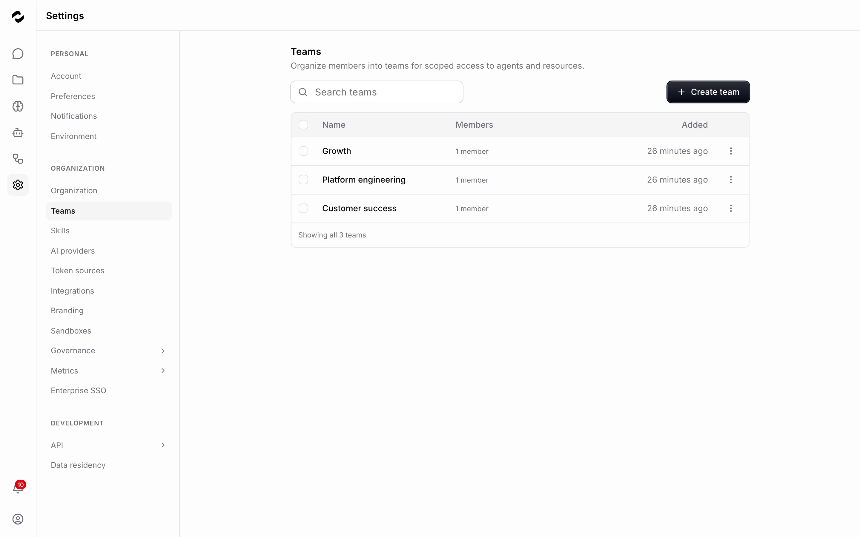 La page de paramètres Équipes listant trois équipes — Growth, Platform engineering et Customer success — chacune avec un membre et la date de son ajout, à côté d’un bouton Créer une équipe.